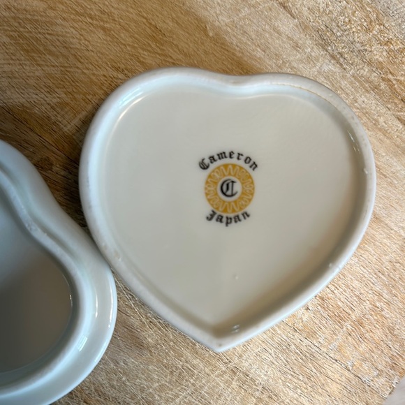 VINTAGE | Romantic Heart-Shaped Ceramic Jewelry Box with Floral Design - Picture 7 of 12